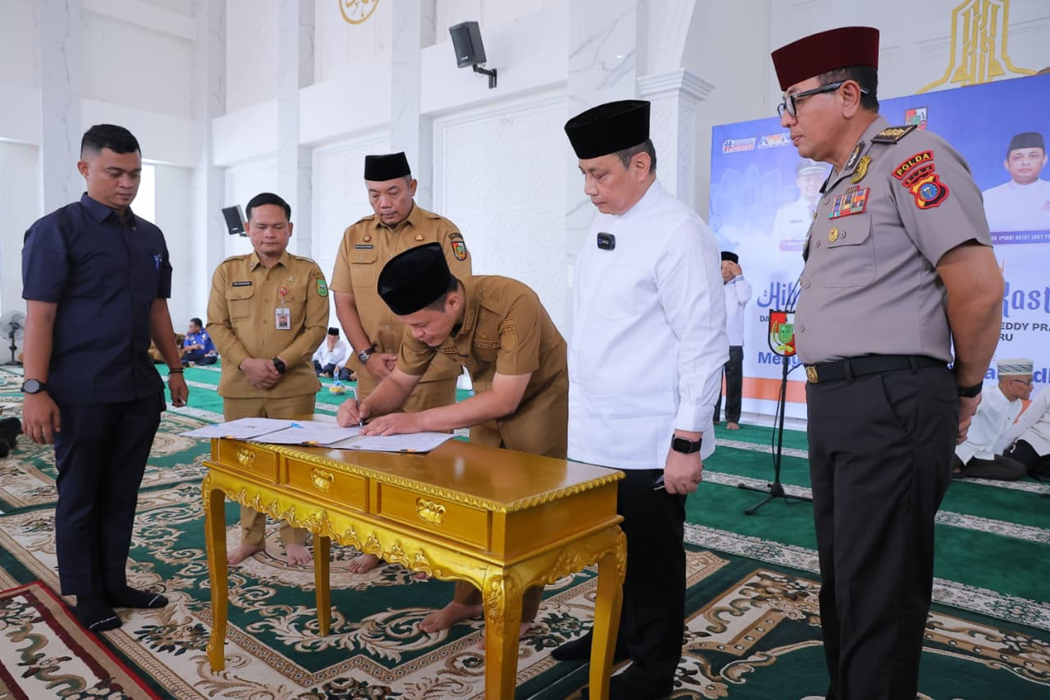 Wali Kota Pekanbaru Agung Nugroho menandatangani berita acara peresmian Masjid Al Kastoeri di Kelurahan Agrowisata, Kecamatan Rumbai Barat, Senin (9/2/2026).