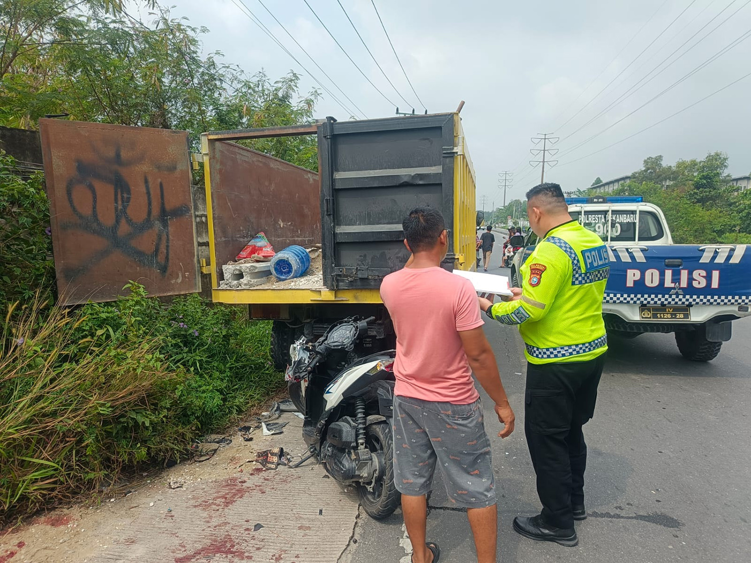 Polisi melakukan olah TKP kecelakaan lalu lintas di Jalan Paus, tepatnya di dekat simpang Jalan Asrama Haji, Kecamatan Rumbai Pesisir, Pekanbaru, Ahad (8/2/2026).