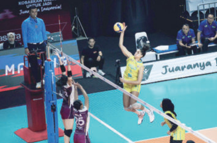 Pemain asing Jakarta Electric PLN Mobile Celeste Plak melakukan smash keras saat menghadapi Bandung BJB Tandamata dalam lanjutan Proliga 2026 yang berlangsung di GOR Ken Arok, Malang, Jawa Timur, Sabtu (7/2/2026).