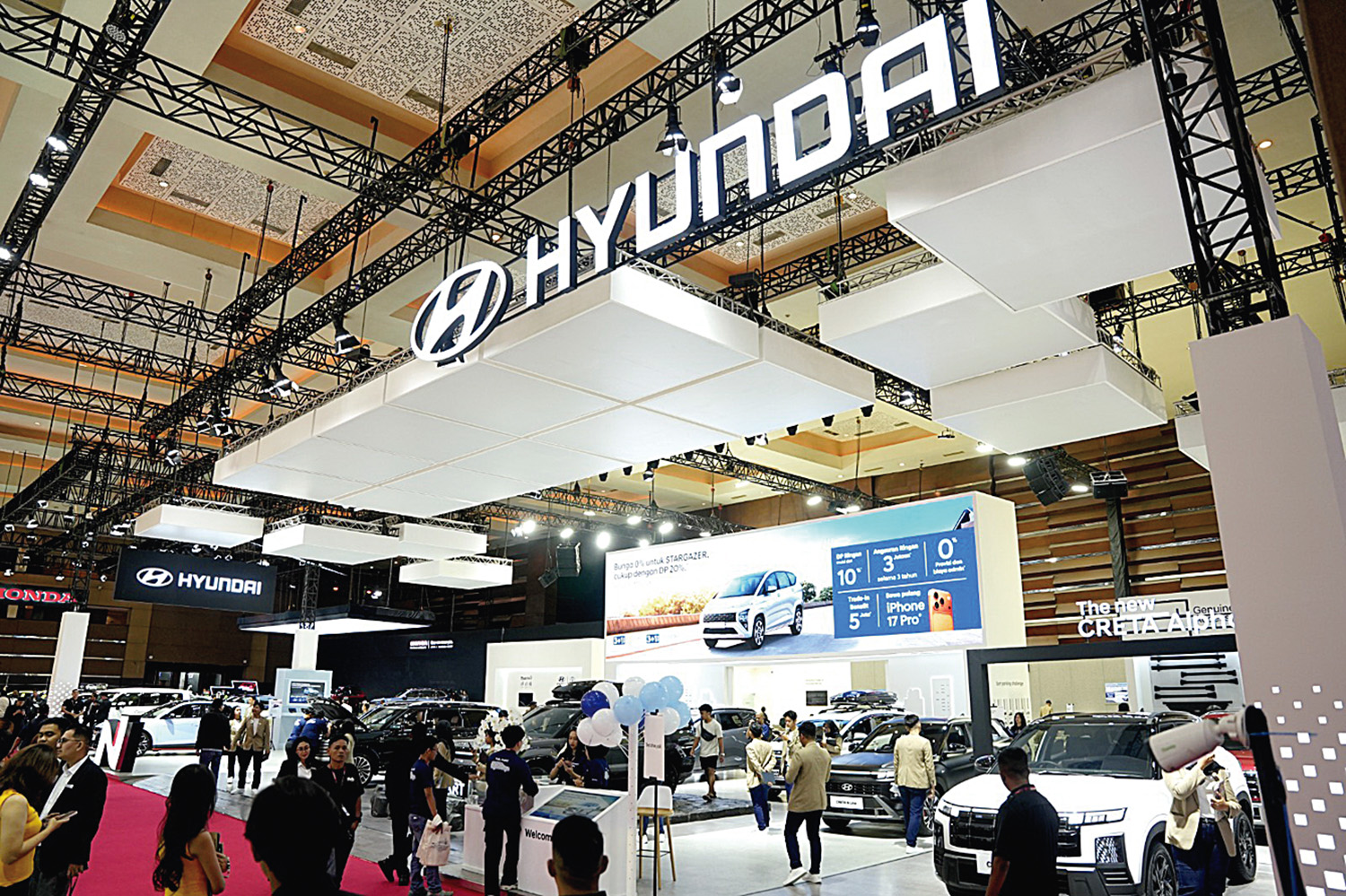 Suasana booth Hyundai di Indonesia International Motor Show (IIMS) 2026. Dalam kegiatan ini Hyundai menghadirkan beragam promo menarik dan eksklusif.