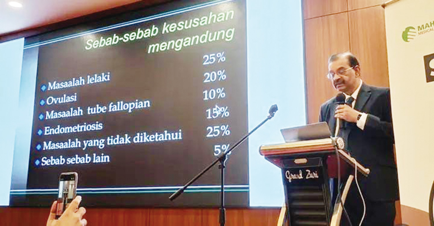 Spesialis Obstetri & Ginekologi serta Kedokteran Reproduksi (IVF) terkemuka di Mahkota Medical Centre, Melaka, Malaysia Dr Sevellaraja A/L N Supermaniam (Dr Selva) memberikan edukasi progam IVF.