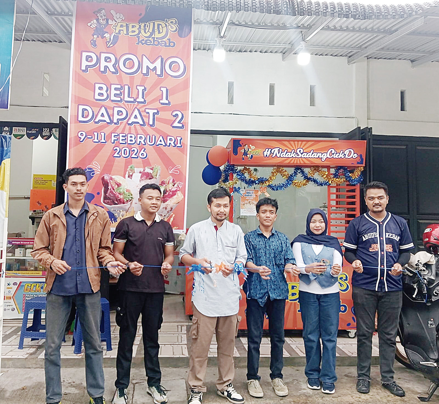 Jajaran Manajemen Abud&rsquo;s Kebab meresmikan outlet ke-17 di Pandau Jaya, Kecamatan Siak Hulu, Kabupaten Kampar, Senin (9/2/2026).