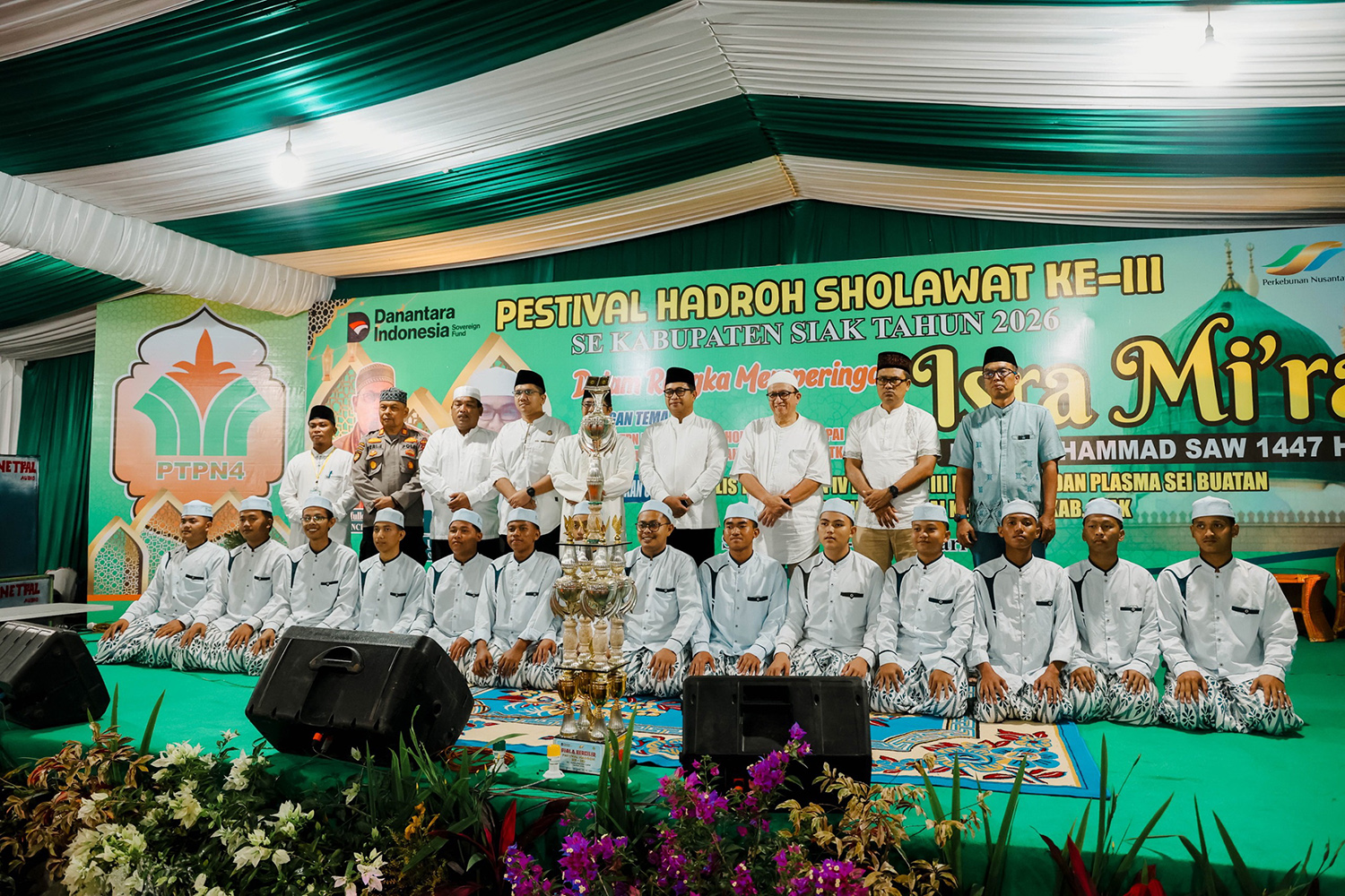 Region Head PTPN IV Regional III Bambang Budi Santoso foto bersama saat menghadiri Festival Hadroh, beberapa waktu lalu.