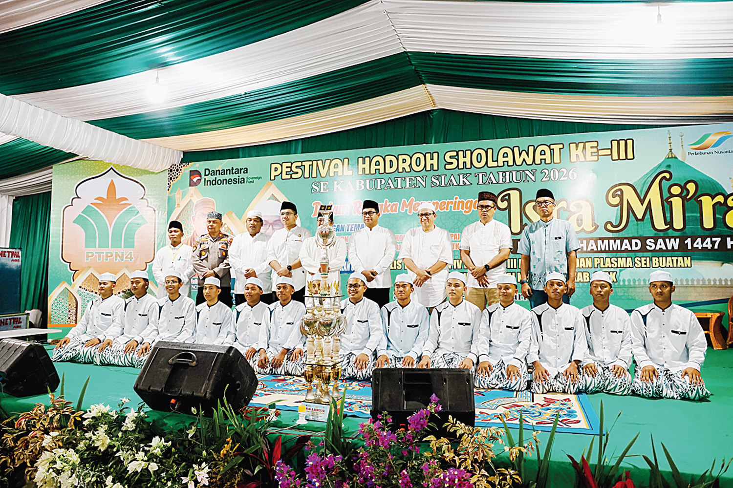 Region Head PTPN IV Regional III Bambang Budi Santoso foto bersama saat menghadiri Festival Hadroh, beberapa waktu lalu.