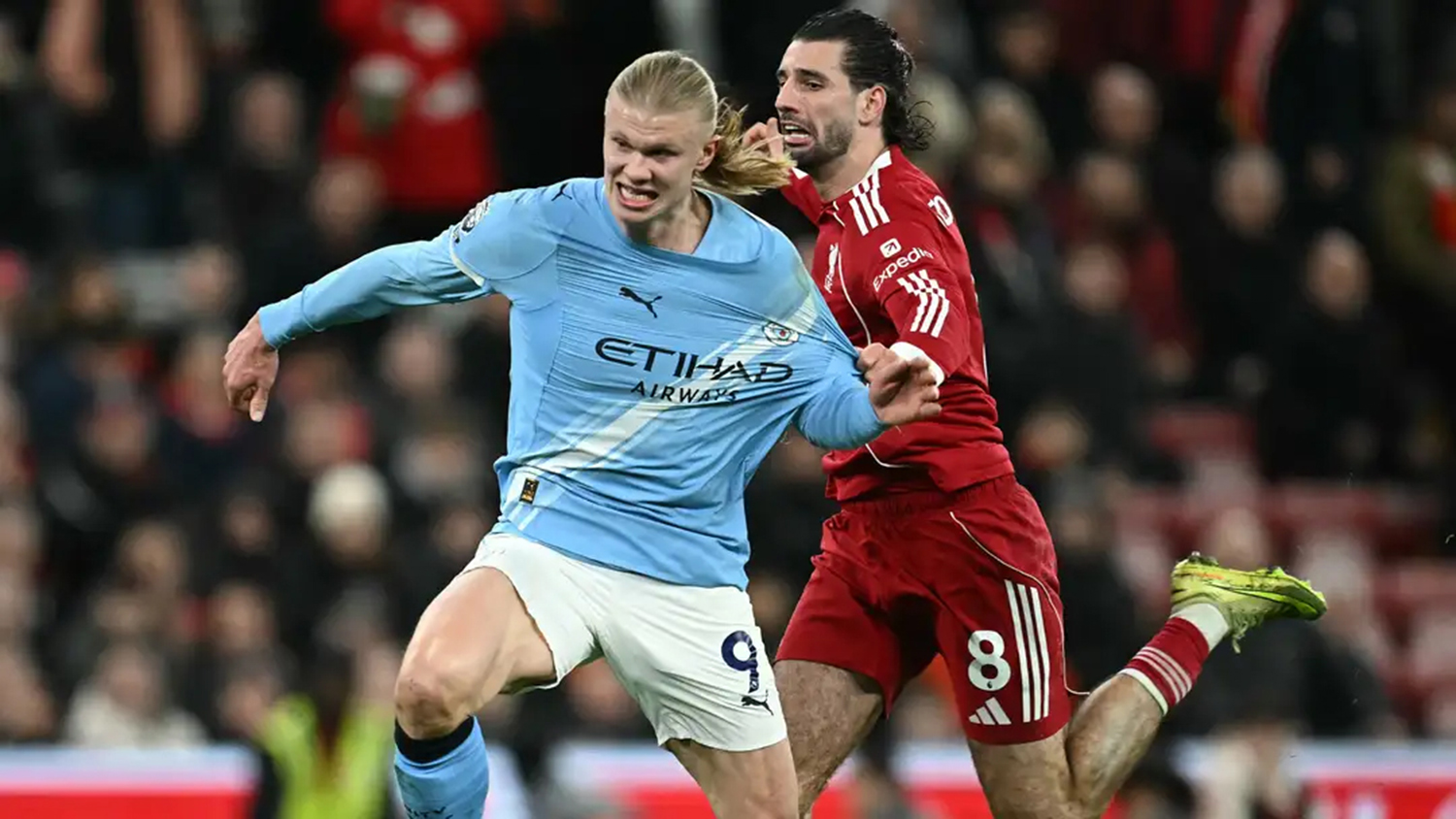 Gelandang/bek kanan Liverpool FC Dominik Szoboszlai (kanan) menarik jersey striker Manchester City Erling Haaland dalam pertandingan Liga Inggris di Anfield, Senin (9/2/2026). Uniknya, pelanggaran ini
