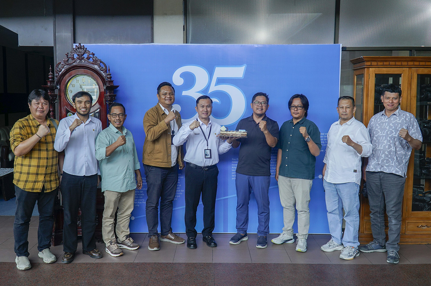 Direktur Utama Riau Pos Ahmad Dardiri (Empat Kanan) menerima kue tar yang diserahkan Senior Manager Keuangan Komunikasi dan Umum PLN Unit Induk Distribusi (UID) Riau dan Kepulauan Riau (RKR) Sigit Fanani didampingi  Asistant Manager Komunikasi dan Manajem