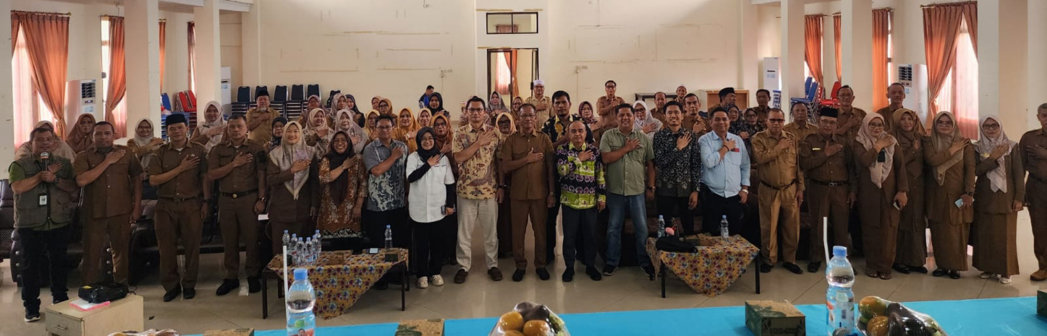 Manajemen PT RAPP foto bersama jajaran dinas pendidikan, kepala sekolah dan guru saat stakeholder meeting dan koordinasi bersama Dinas Pendidikan Kabupaten Kampar di Gedung Guru, Bangkinang.