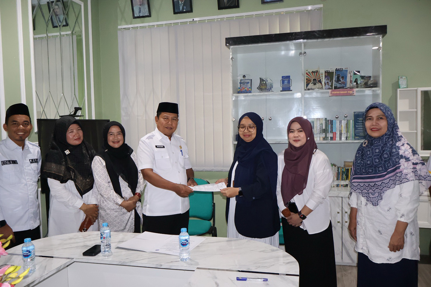 Kepala MAN 2 Pekanbaru H Ghafardi SAg MPdi saat menerima nota MoU dengan perwakilan Politeknik Caltex Riau, baru-baru ini.