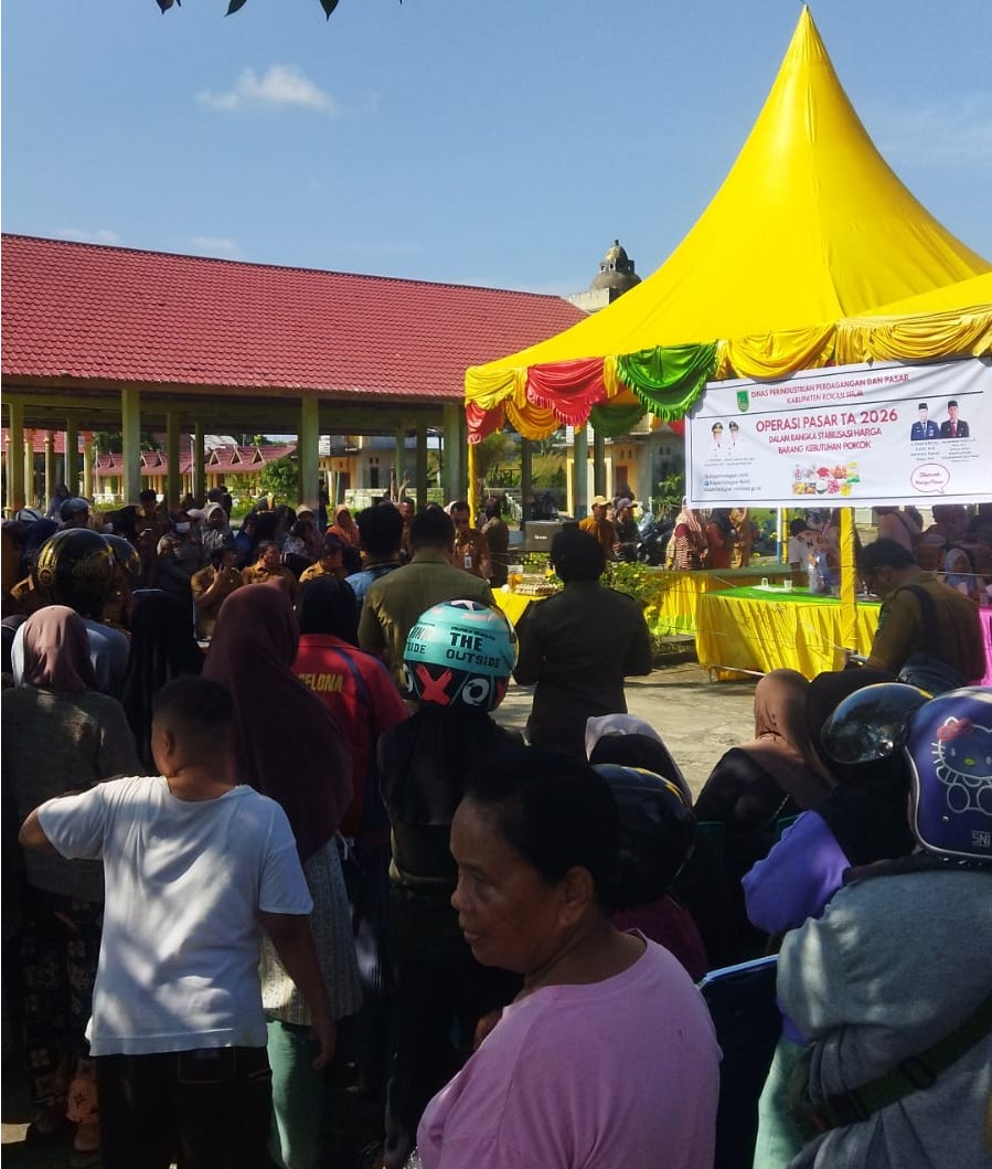 Warga didominasi IRT ramai mendatangi Kawasan Pujasera menyikapi adanya operasi pasar menjelang Ramadan, di Bagansiapiapi, Selasa (10/2/2026).