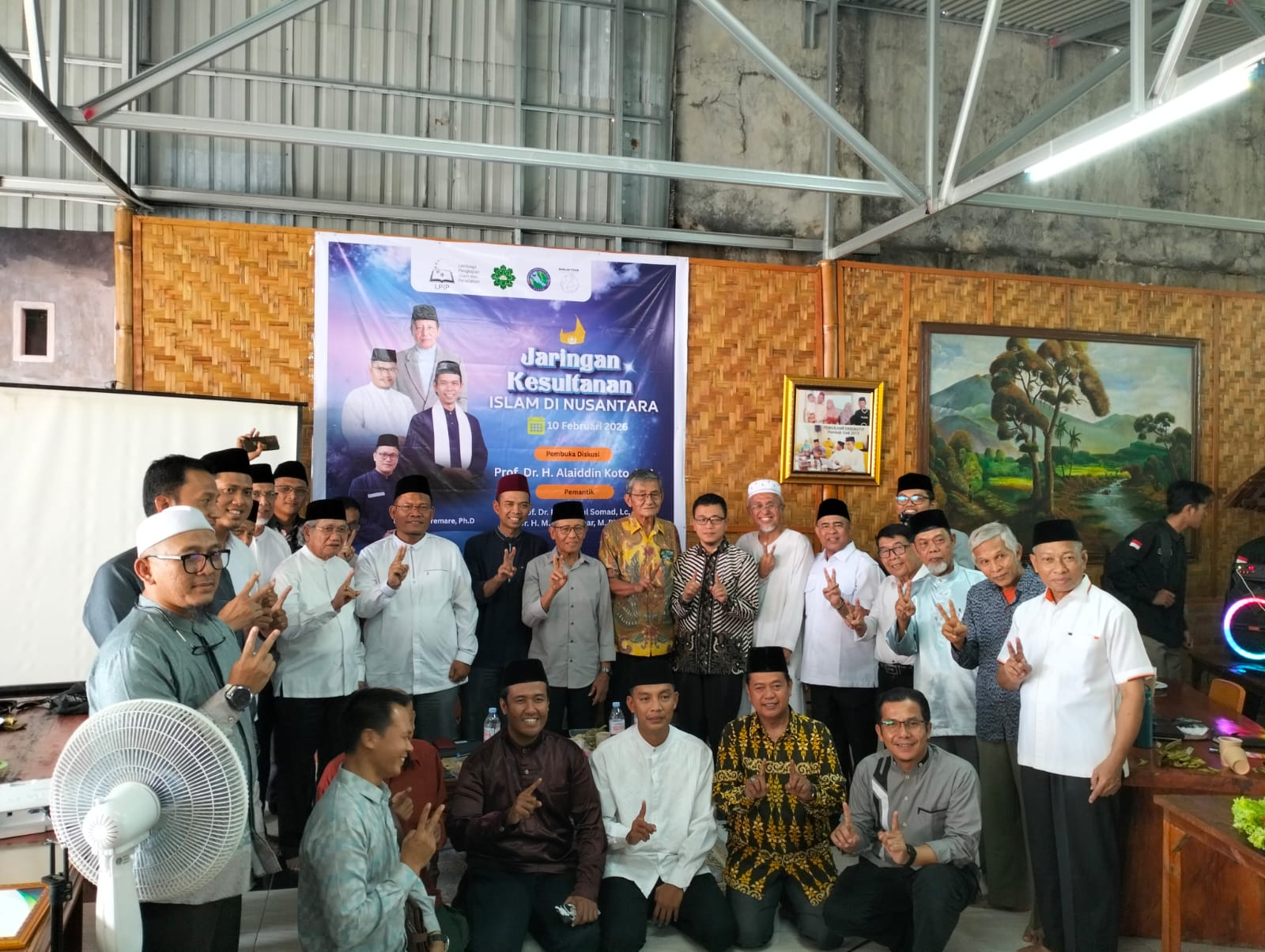Penasihat LPIP Prof Alaiddin Koto bersama Prof Ustaz Abdul Somad (UAS) berfoto bersama para tokoh dan cendekiawan muslim usai diskusi Jaringan Kesultanan Islam, Senin (9/2/2026).