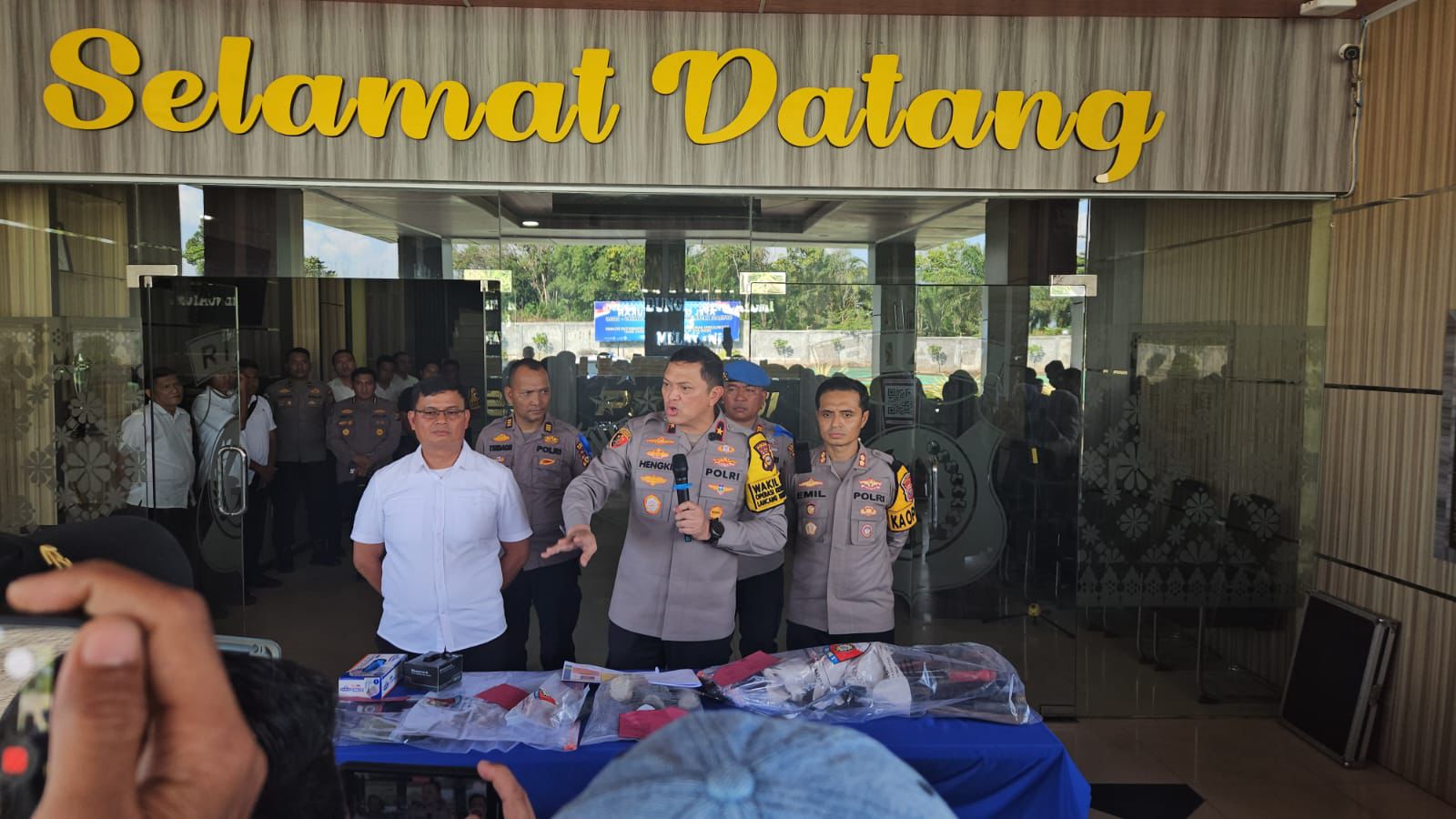 Wakapolda Riau Brigjen Pol Hengki Haryadi saat memimpin ekspos di Mapolres Rohul, Selasa (10/2/2026).