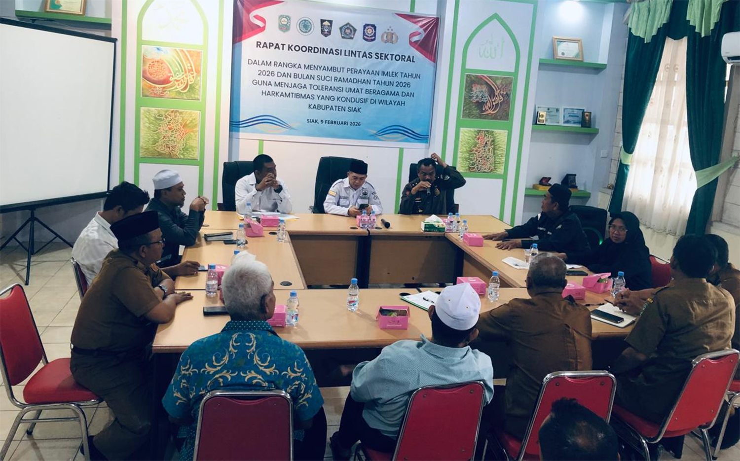 Rakor lintas sektoral, jelang Imlek dan Ramadan bersama MUI, Kemenag, Satpol PP, Pemkab diwakili Kesra, FKUB dalam menciptakan kamtibmas dalam menjaga keharmonisan di Aula Kantor Majelis Ulama Indonesia (MUI) Kabupaten Siak, Senin (9/2/2026).