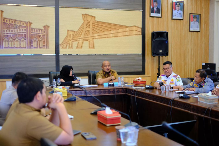 Bupati Siak Afni Z, Wabup Syamsurizal dan Kadis Perhubungab Junaidi rapat membahas ODOL di Ruang Rapat Zamrud Komplek Rumah Rakyat Jalan Raja Kecik Kota Siak, Senin (9/2/2026) petang.
