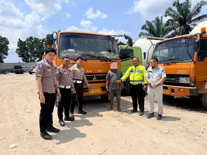 Satlantas Polres Kampar berhasil menangkap sopir truk pelaku tabrak lari yang menewaskan seorang pengendara sepeda motor Pekanbaru&ndash;Bangkinang Km 34, Desa Koto Perambahan.