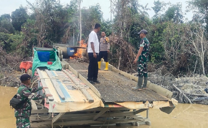 Personel Polsek Kuantan Mudik dan Tim Gabungan melakukan penertiban PETI di Desa Saik Kecamatan Kuantan Mudik, Senin (9/2/2026).