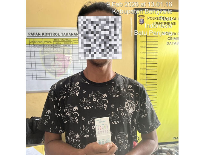 Pelaku dan barang bukti sabu diamankan di Mapolsek Rupat, Selasa (10/2/2026).