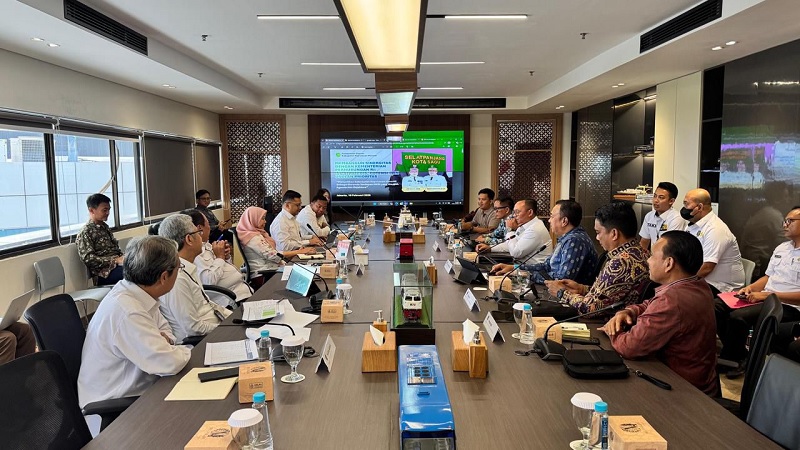Wabup Kepulauan Meranti Muzamil bersama ronbongan ketika mengunjungi Wamenhub RI, Suntana dan jajaran di Jakarta, Selasa (10/2/2026).