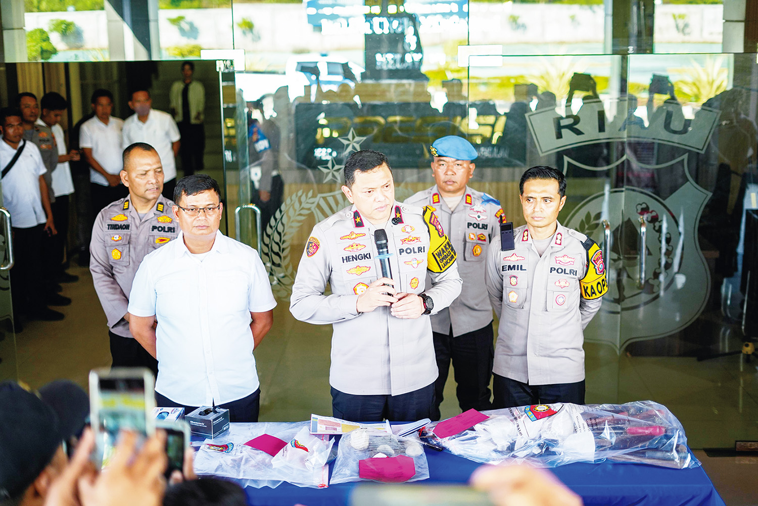 Wakapolda Riau Brigjen Pol Dr Hengki Haryadi SIK MH (tengah) didampingi Kapolres Rohul AKBP Emil Eka Putra (kanan), dan KBO Satreskrim Polres Rohul Ipda Muhammad Ali Akbar (dua kiri)beri keterangan.