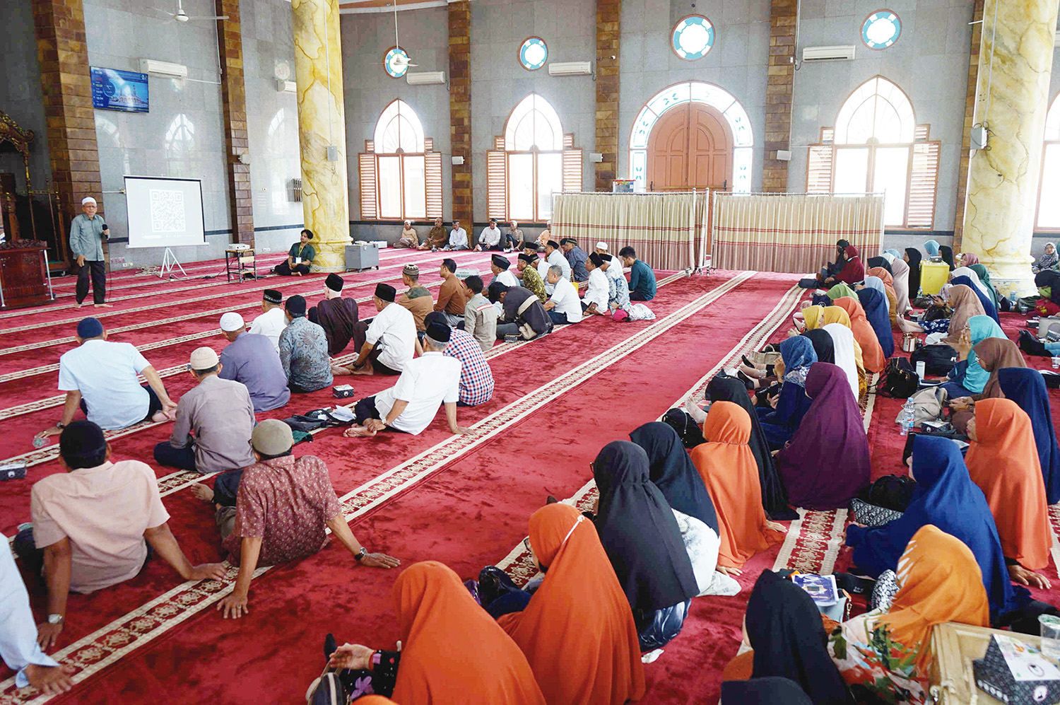 Suasana pelatihan manasik haji di Masjid Paripurna Nurussalam Jalan Taman Sari Kec Bukit Raya Pekanbaru, Senin (9/2/2026).