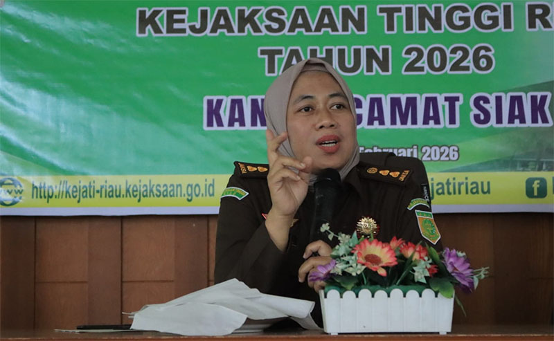 Jaksa Fungsional Bidang Intelijen Kejati Riau Sukatmini memberikan penerangan hukum di Kantor Camat Siak, Rabu (11/2/2026).