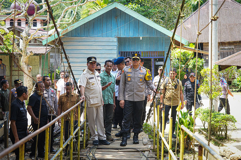 Wakapolda Brigjen Pol Dr Hengki Haryadi SIK MH bersama Bupati Kuansing Dr H Suhardiman Amby meninjau jembatan gantung Merah Putih Desa Muara Tiu Kecamatan Pucuk Rantau, Rabu (11/2/2026).