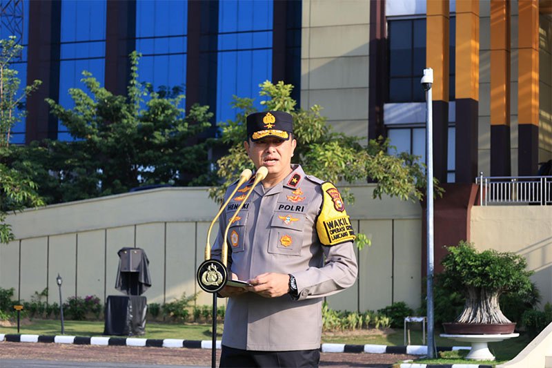 Wakapolda Riau Brigjen Pol Hengki Haryadi berikan arahan saat pimpin apel gabungan di Mapolda Riau baru-baru ini