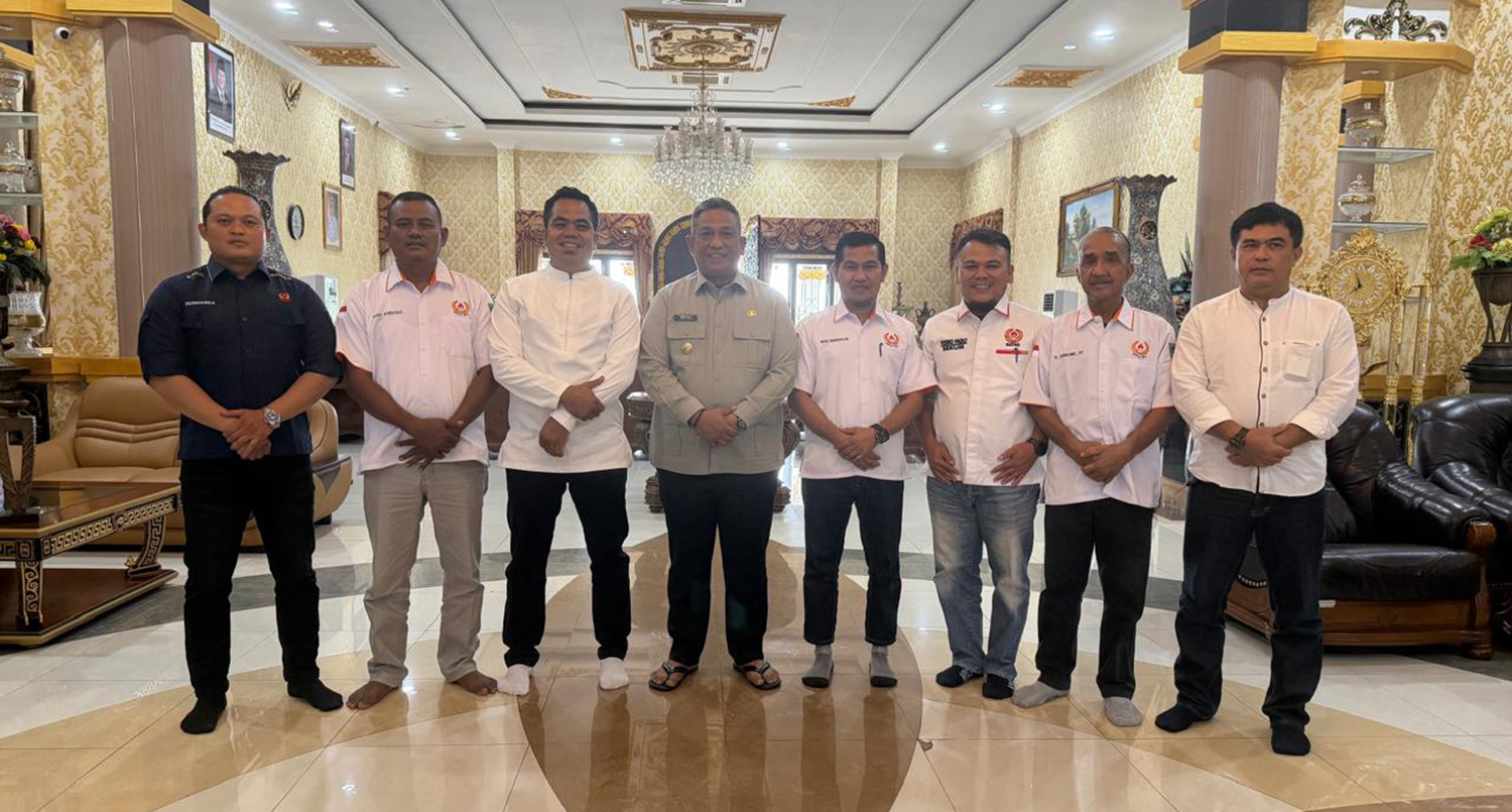Bupati Rohul Anton ST MM foto bersama usai menerima kunjungan silaturahmi pengurus KONI Rohul di rumah dinas bupati, Selasa (10/2/2026).
