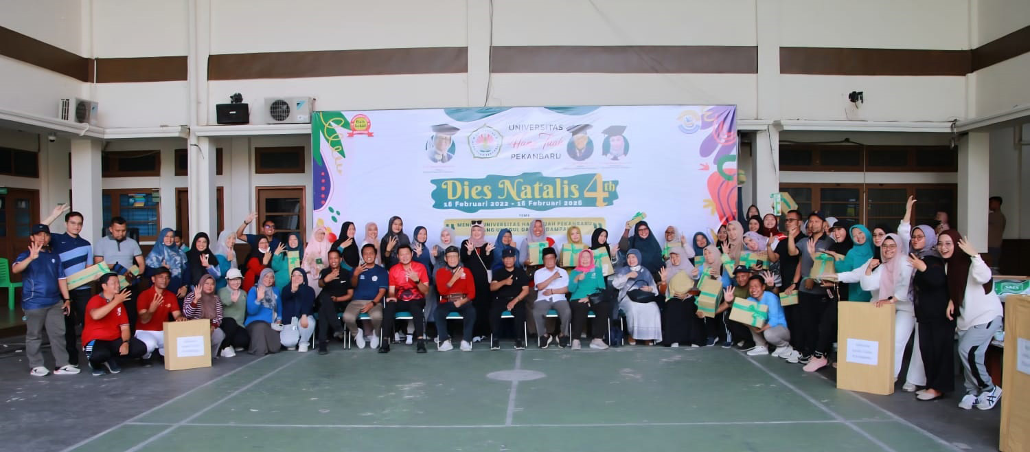 Keluarga besar UHTP foto bersama usai fun walk dan pencabutan kupon door prize, Sabtu (7/2/2026).