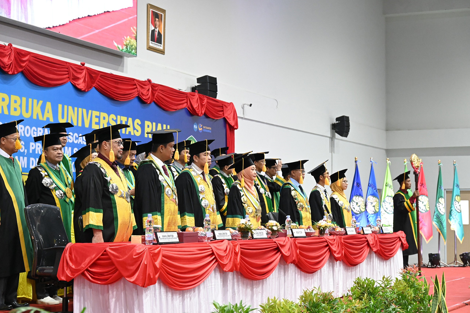 Rektor Unri Prof Dr Hj Sri Indarti SE MSi bersama Senat pada wisuda di Gedung Student Center Unri, Selasa (10/2/2026).