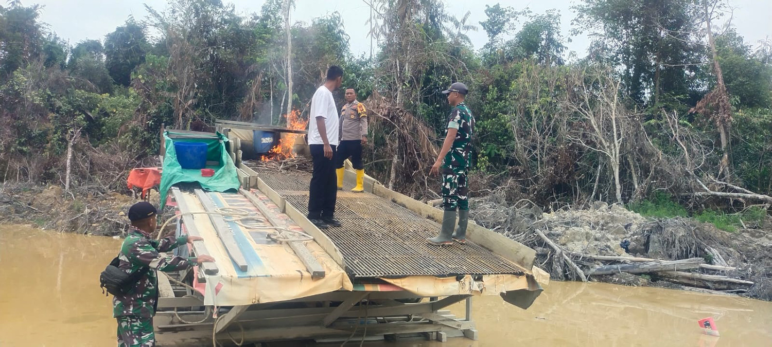 Personel Polsek Kuantan Mudik dan Tim Gabungan melakukan penertiban dan membakar rakit PETI di Desa Saik, Kecamatan Kuantan Mudik, Senin (9/2/2026).