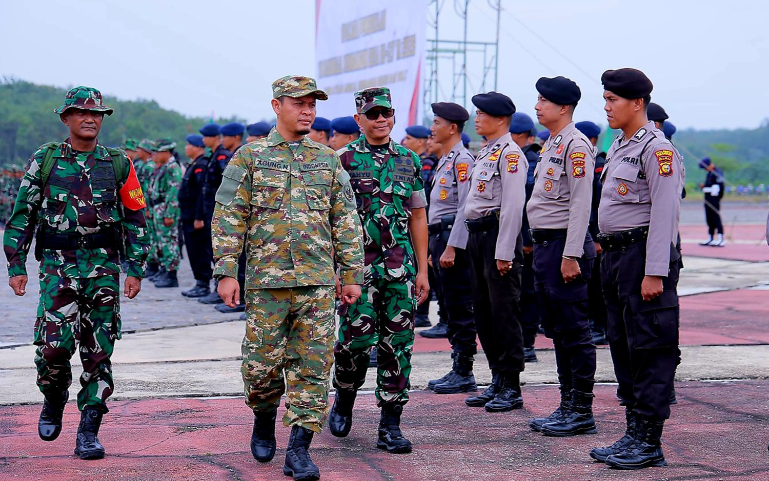 Wali Kota Pekanbaru Agung Nugroho (dua kiri) bersama Kasiter Korem 031/WB Kol Inf Nunung Wahyu Nugroho (tiga kiri) mengecek pasukan saat upacara pembukaan TNI Manunggal Membangun Desa (TMMD) ke-127.