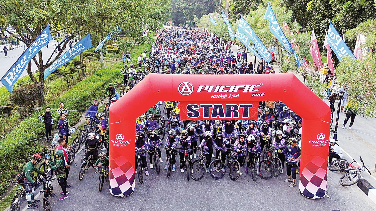 Peserta Fun Bike Riau Pos 2026 saat berada di garis start di Jalan Sudirman, tepatnya di depan Mal Pelayanan Publik (MPP), Ahad (08/02/2026)