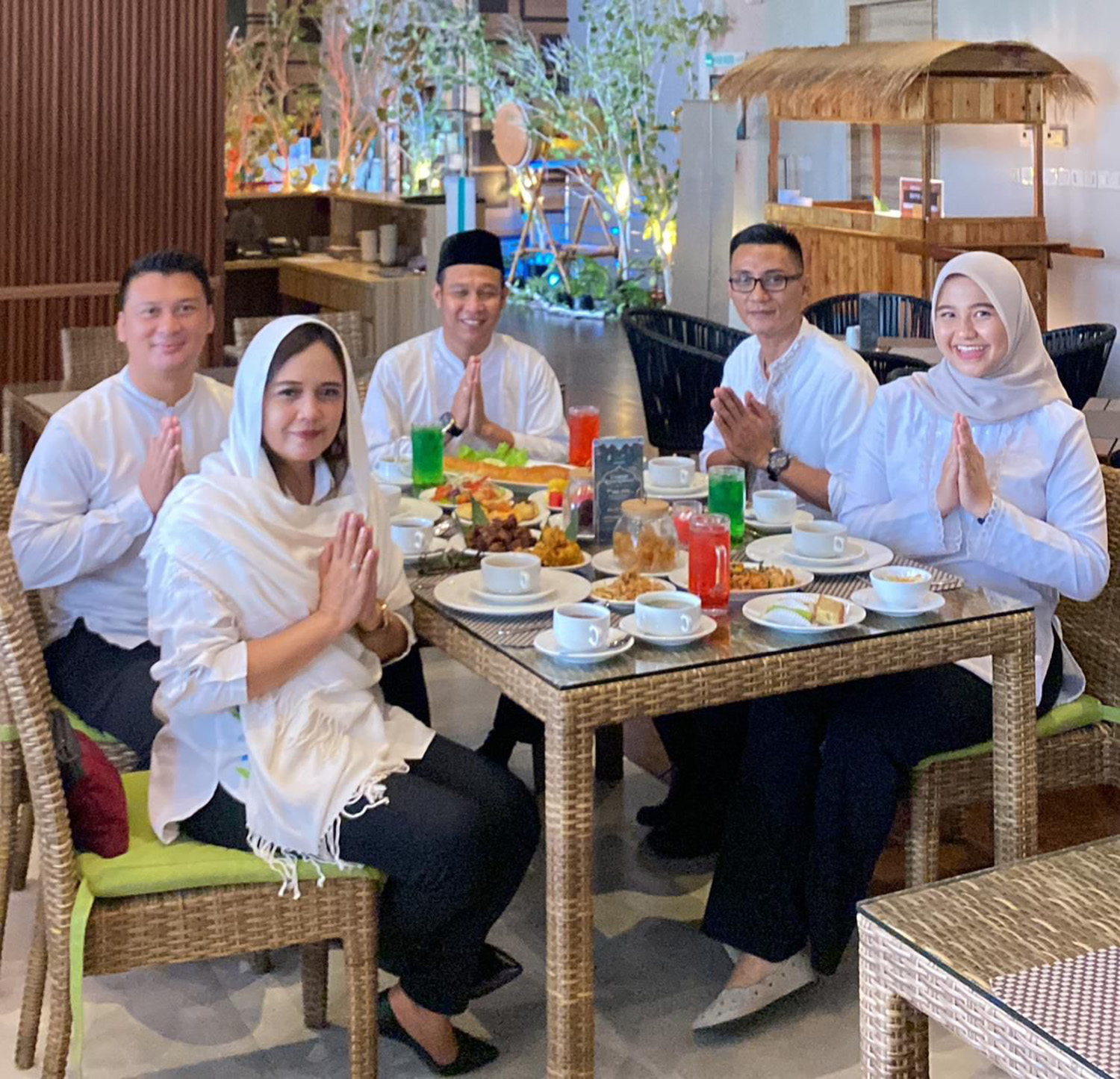 Pihak Ayola First Point Hotel siap menyambut momen berbuka puasa dengan suasana istimewa di Taman Ramadan&ndash;The Oriental Garden.