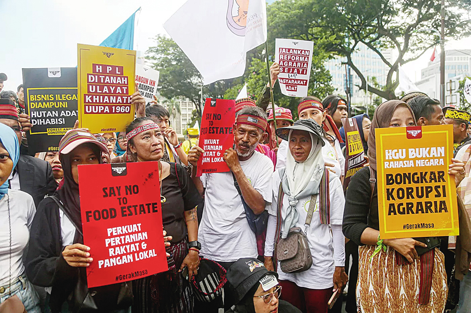 Gerakan Rakyat Kawal Masyarakat Adat melakukan aksi damai di bundaran Patung Arjuna, Merdeka Barat, Jakarta, beberapa waktu lalu. Mereka menuntut perlindungan wilayah adat, pengakuan h