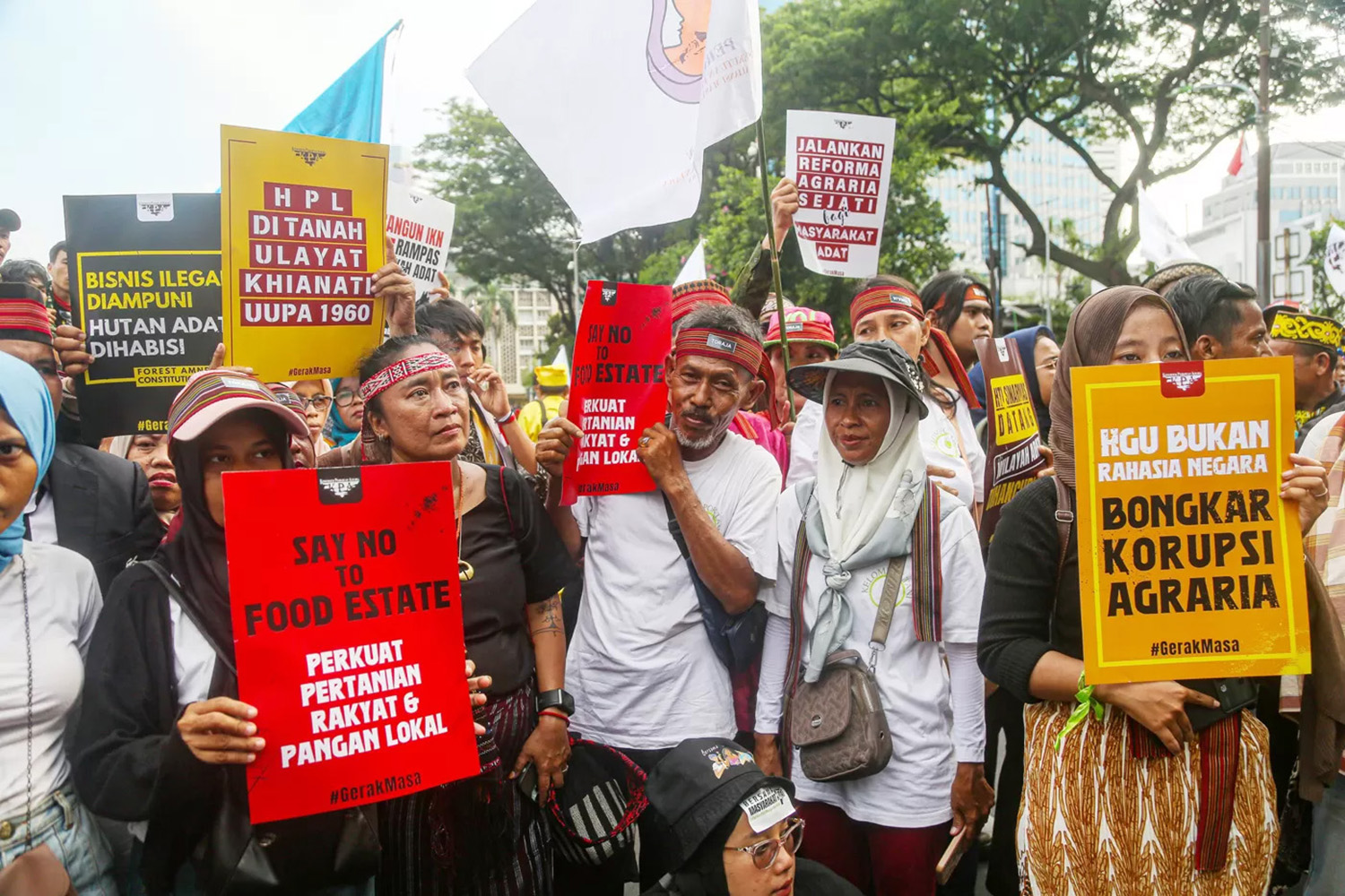 Gerakan Rakyat Kawal Masyarakat Adat melakukan aksi damai di bundaran Patung Arjuna, Merdeka Barat, Jakarta, beberapa waktu lalu. Mereka menuntut perlindungan wilayah adat, pengakuan hak-hak masyaraka