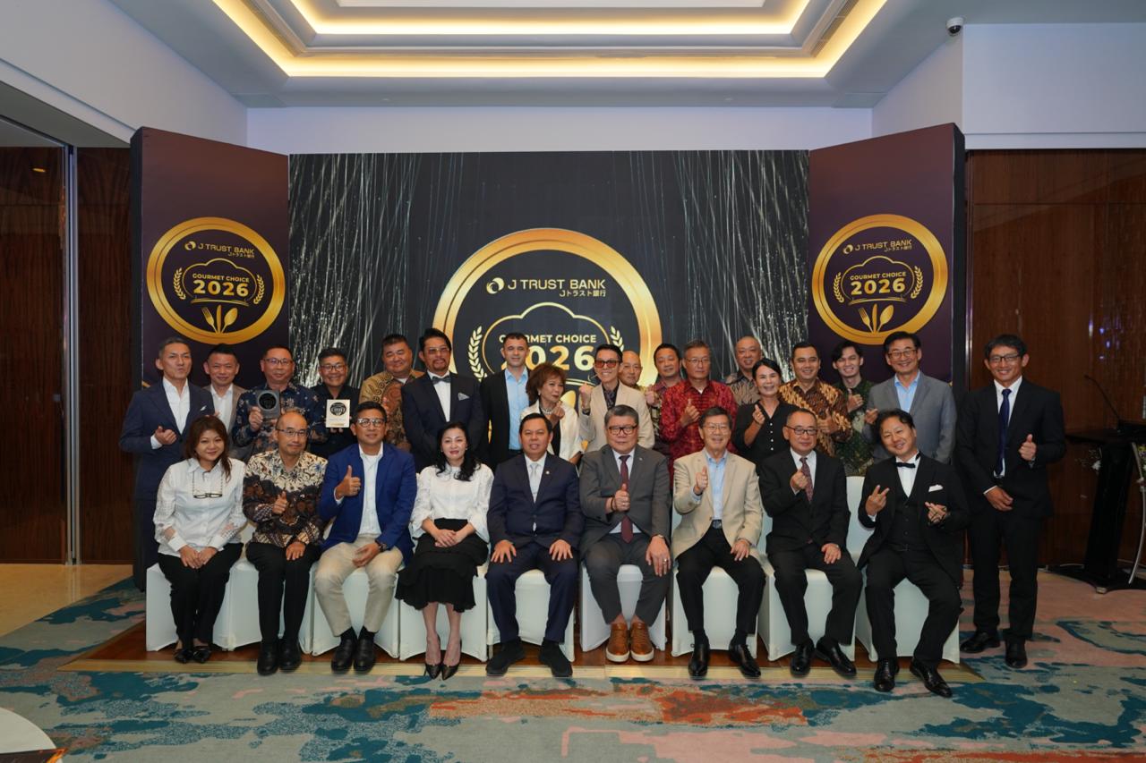 Direksi J Trust Bank foto bersama penerima penghargaan Gourmet Choice Event 2026 dan pihak terkait.