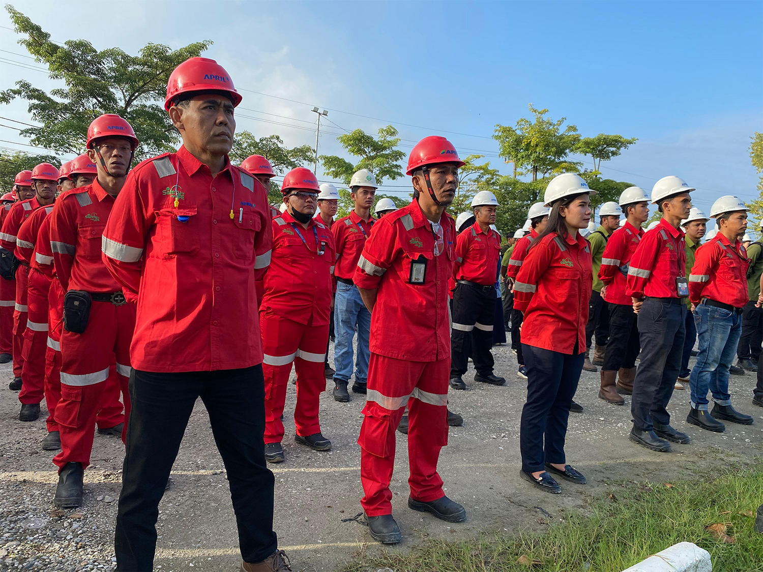 Peserta dengan khidmat mengikuti upacara keselamatan kerja dalam rangka peringatan Bulan K3 Nasional 2026, PT Riau Andalan Pulp and Paper (RAPP) di Riau Kompleks, Pangkalan Kerinci, Selasa (11/2/2026)