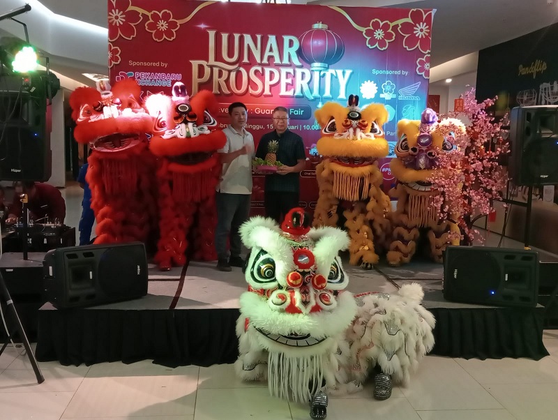 Ketua DPD MABGI Provinsi Riau, Hendri, A.md (tiga kiri), pandita Li ( tiga kanan) foto bersama barongsai saat pembukaan Lunar Prosperity di Pekanbaru.