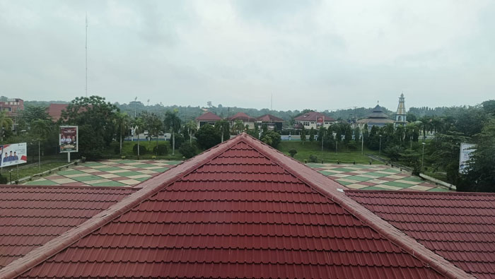 Terik matahari terpantau menyengat dan berasap pada siang hari, Rabu (11/2/2026). Foto diambil dari lantai empat Kantor Bupati Inhu.
