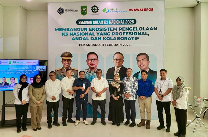 Kadisnakertrans Riau Roni Rakhmat (tengah) foto bersama perwakilan BPJS Ketenagakerjaan Kanwil Sumbarriau Kepri dan RSAB Hang Tuah saat seminar K3 di Aula Fakultas Kedokteran RSAB Hang Tuah Pekanbaru.