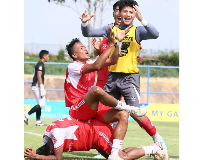 Striker EBR FC Ary Hermawan duduk di atas punggung rekannya usai cetak gol kemenangan 3-2 timnya atas Wahana FC di laga Babak 4 Besar RS Awal Bros Liga 4 2025/2026 di Stadion Gelora Pekanbaru