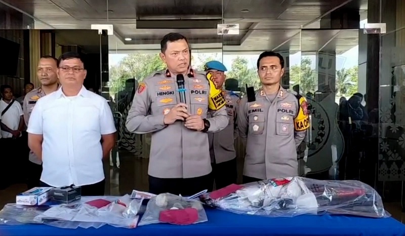 Wakapolda Riau Brigjen Pol Hengki Haryadi didampingi Kapolres Rohul AKBP Emil Eka Putra dan KBO Satreskrim Polres Rohul Ipda Muhammad Ali Akbar (kiri) berikan keterangan pers di lobi Mapolres Rohul.