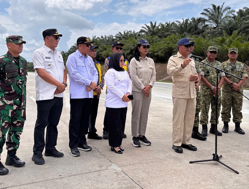 Uji coba pendaratan pesawat tempur pertama di ruas jalan tol Indonesia digelar dalam rangka penguatan kesiapan operasional landasan darurat guna mendukung pertahanan negara.