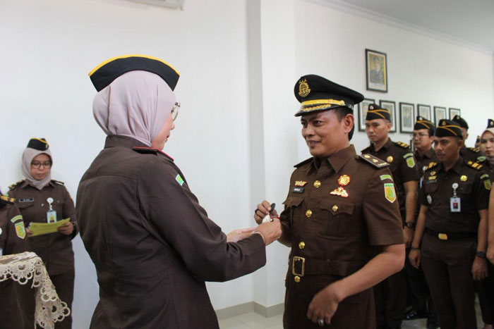 Kajari Inhu, Dr Ratih Andrawina Suminar SH MH memberikan tanda pangkat kepada Kasi Pidum, Doli Novaisal SH MH usia ucap sumpah janji, Rabu (11/2/2026).