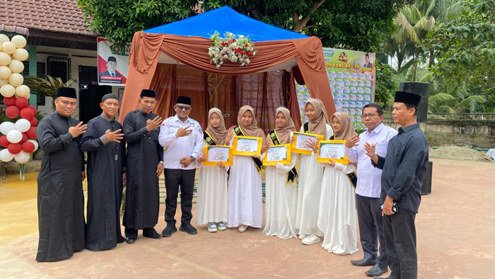 Kamad M Yuras bersama guru pembina dan santriwati yang diwisuda.
