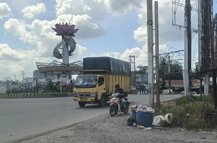 Sampah menumpuk di penumpukan akibat belum diangkut oleh petugas, Rabu (11/2/2026).