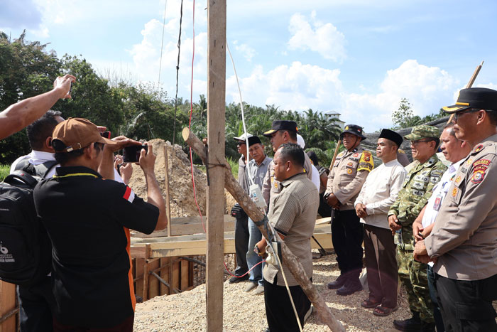 Wakapolda Riau Brigjen Pol Dr Hengki Haryadi, SIK, MH meninjau pembangunan Jembatan Beton I dan II Presisi Polri serta rumah layak huni di Kampung Melati, Kecamatan Pangkalan Kuras, Rabu (11/2/2026).