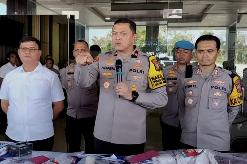 Wakapolda Riau Brigjen Pol Hengki Haryadi berikan penegasan kepada penyidik ungkap semua pihak terlibat konflik Pam Swakarsa di Kecamatan Bonai Darussalam dalam keterangan pers di lobi Mapolres Rohul,