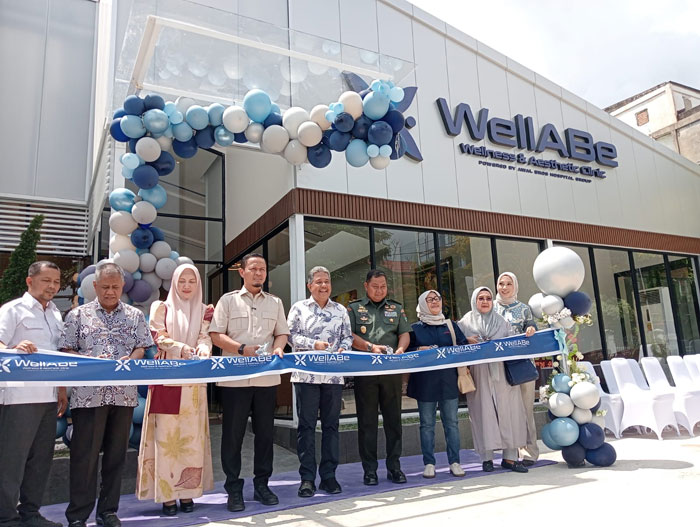 CEO Awal Bros Group Arfan Awaloeddin (lima kanan) bersama Wako Pekanbaru Agung Nugroho (lima kiri) dan jajaran komisaris Awal Bros Group melakukan pemotongan pita tanda diresmikannya WallABe Wellness