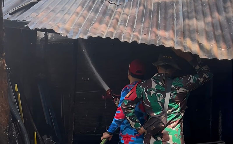 Petugas melakukan pemadaman kebakaran di bagian belakang Kantor BSI Cabang Selatpanjang, Jalan Imam Bonjol, Kabupaten Kepulauan Meranti, Kamis (12/2/2026) sekitar pukul 13.00 WIB.